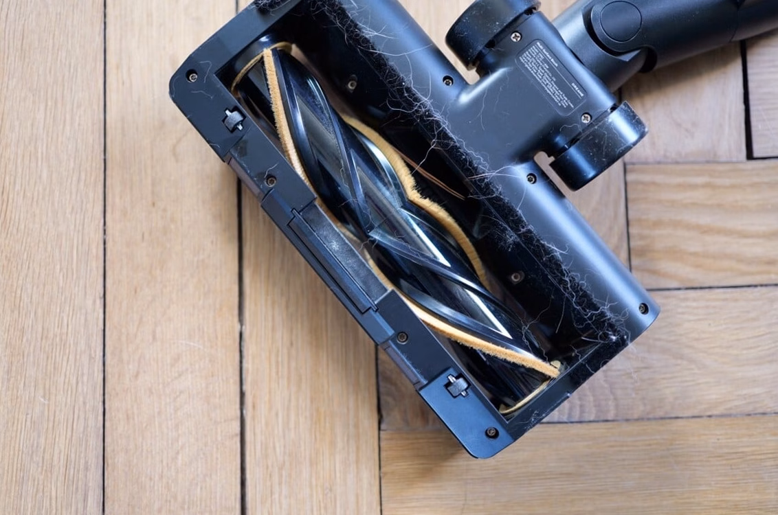 Réparer un parquet rayé : 3 méthodes qui fonctionnent vraiment