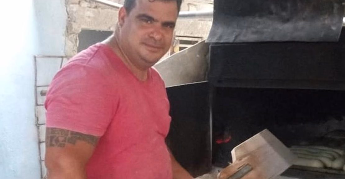 Alejandro Ortiz, spécialiste en rénovation : « Installer du vinyle autocollant dans la cuisine, les avantages insoupçonnés »